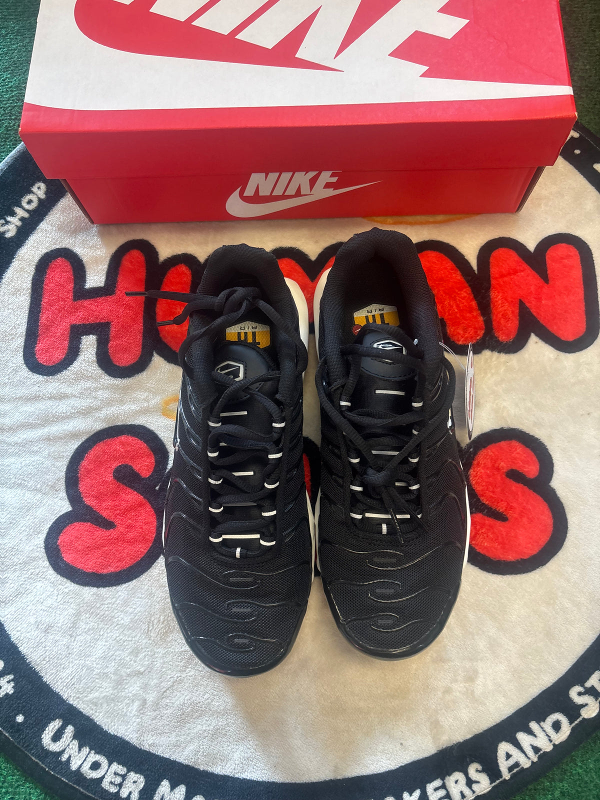 Nike Air Max Plus ‘Black/White’|Size 6M/7.5W