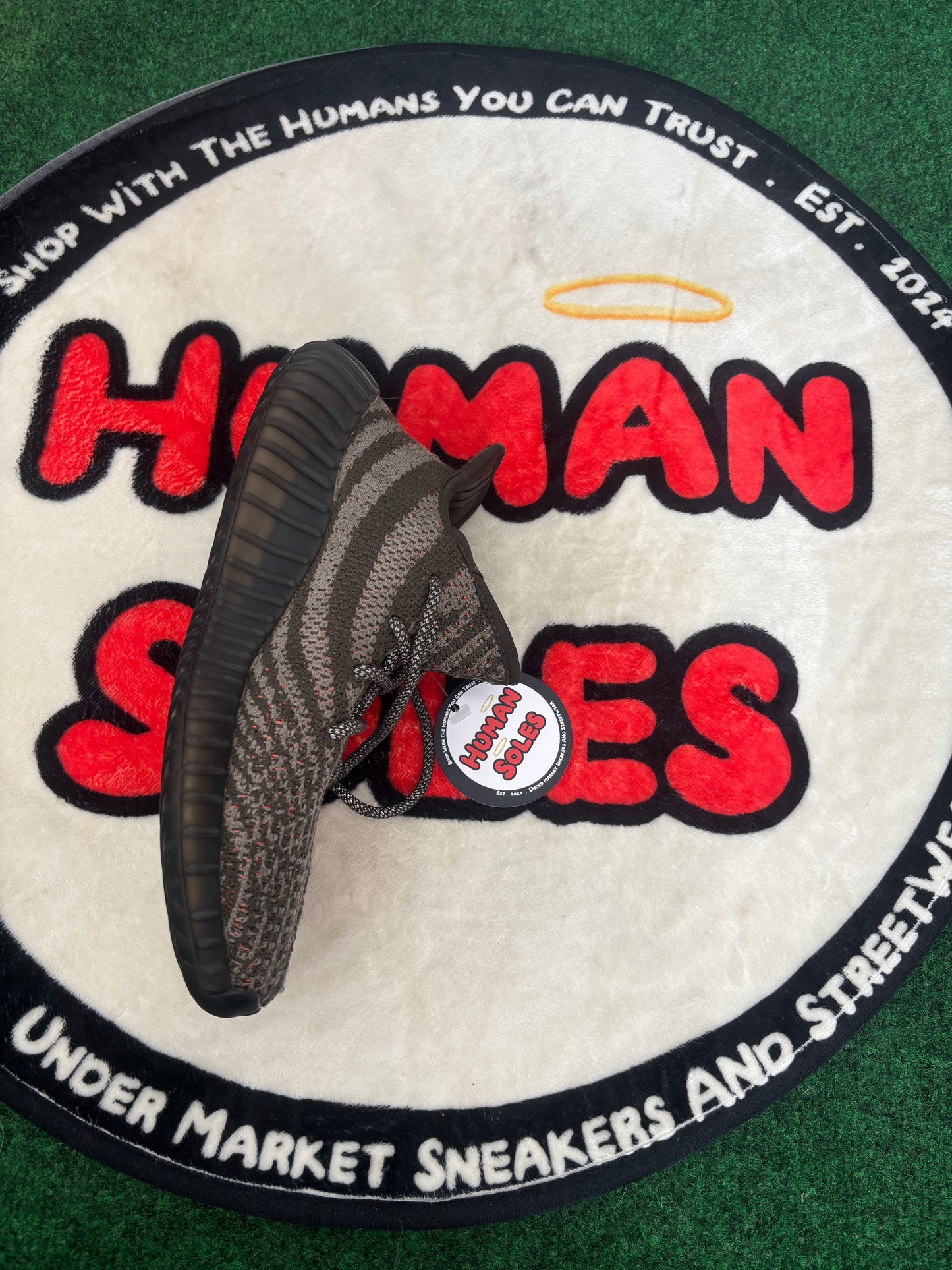 Yeezy Boost 350 ‘Carbon Beluga’|Size 8M/9.5W